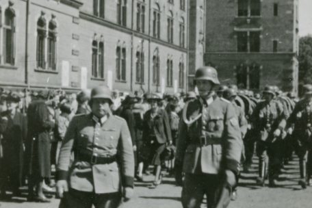 Hamburger Polizeikaserne Bundesstraße am 21.6.1942. Das RPB 101 rückt für einen Sondereinsatz ins besetzte Polen aus. Im Vordergrund Bataillons-Kommandeur Trapp (1) und Bataillons-Adjutant Haalck (2).