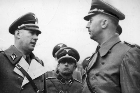 Der Chef der SS und deutschen Polizei, Himmler (rechts), im Gespräch mit dem SS- und Polizeiführer im Distrikt Lublin, Globocnik (links). Globocnik wurde von Himmler mit der Durchführung der „Aktion Reinhardt“ beauftragt, d.h. mit der Vernichtung des Großteils der Juden des „Generalgouvernements“. Hier lebten im Dezember 1941 noch 21/2 Millionen Juden.