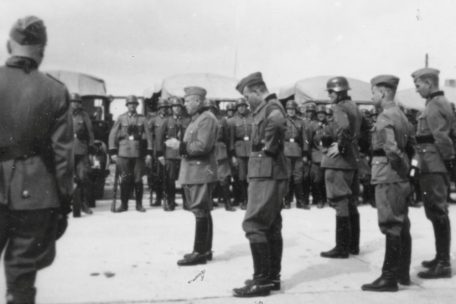 Major Trapp erklärt den Bataillonsangehörigen die Aufgabe in Józefów am 13.7.1942. Zweiter im Bild ist Oberlt. Haalck