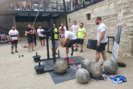 Ein bekanntes Gesicht: der ehemalige Kugelstoßer Tom Habscheid mit dem 90 kg schweren Atlas-Stein