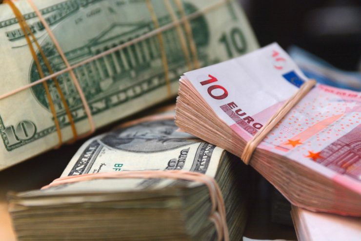 Währungen / Euro fällt erstmals seit 2002 auf Parität zum Dollar