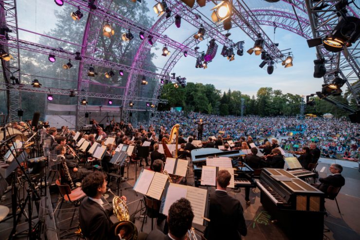 Alain spannt den Bogen / Wenn Musik verbindet: Tausende Zuschauer genießen Open-Air-Konzert auf der Kinnekswiss
