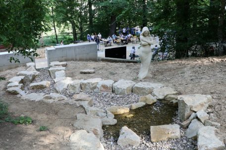 „D’So vum Marxeweier“:  Das Wasser läuft den Hang hinab, fließt alle paar Meter in ein kleines Steinbecken. Gesäumt wird der Wasserrundgang von insgesamt sieben aus Sandstein gefertigten lebensgroßen Skulpturen.