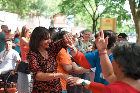 Anne Hidalgo, Bürgermeisterin von Paris, tanzt mit einem Mann. 