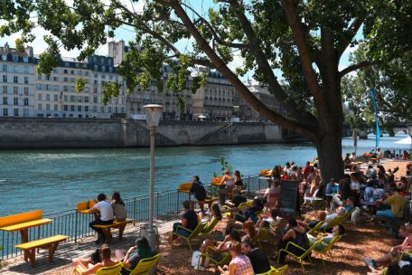 Pariser ruhen sich an einer Promenade der Seine aus, während der jährlichen Sommerveranstaltung Paris Plages. 