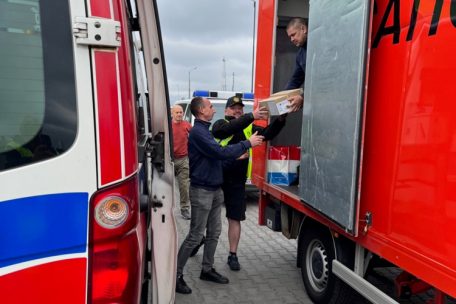 Am Tankstellen-Rastplatz gleich hinter der Grenze wurde umgeladen