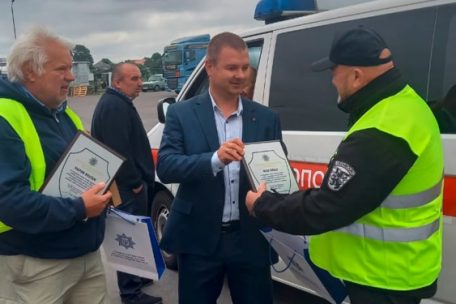 Yvan Stepnyskyi (Mitte) vom Polizei- und Armeekrankenhaus in Khlemnytzk nimmt die Hilfsgüter von Vic Reuter (l.) und Nico Crelo entgegen