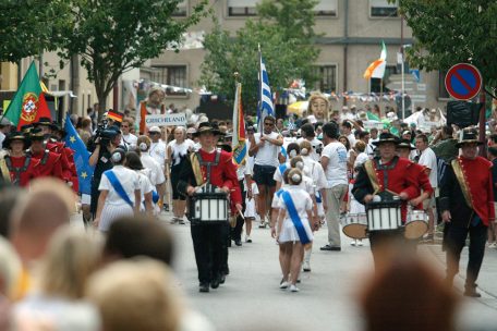 Das Festival beginnt mit dem Umzug der Delegationen am Sonntag