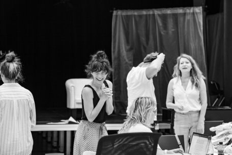 Répétition : Fabienne Elaine Hollwege (au centre) et la metteuse en scène, , Monika Dobrowlanskaà droite