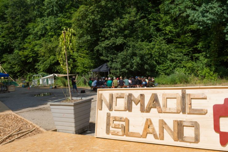 Nomadic Island / Elf Künstler und 100 Jugendliche erschaffen Kunst-Oase im Grünen