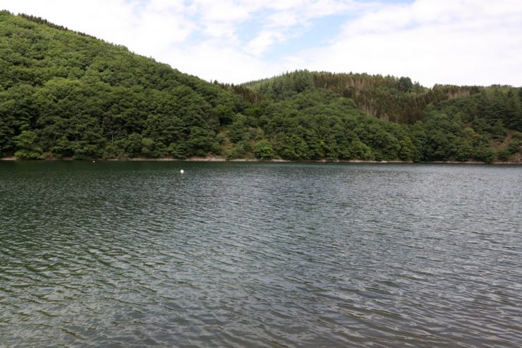 Verletzt ins Spital / Mann stürzt drei Meter hohe Felswand beim Obersauer-Stausee herunter