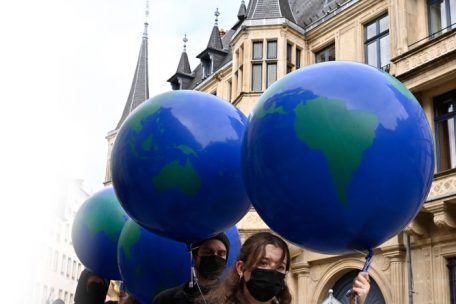 Acht Erden trugen Mitglieder einer Aktionsgruppe des Méco am 14. Februar vor dem Parlament symbolisch zu Grabe