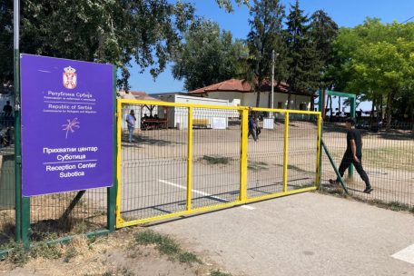 Für die Flüchtlinge nur eine Durchgangsstation auf dem Weg nach Westen: Eingang zum Aufnahmelager in Subotica