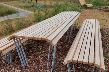 Sitzgelegenheiten dürfen in einem Park natürlich nicht fehlen