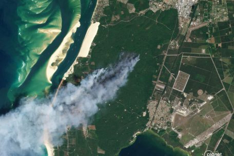 Dieses Satellitenbild von Planet Labs PBC zeigt Rauch, der von einem Waldbrand in der Nähe von Arcachon im Südwesten Frankreichs aufsteigt