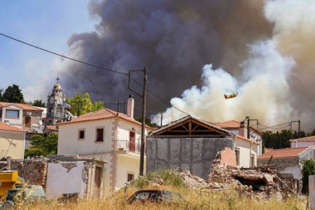 Griechenland, Vatera: Rauch steigt auf, während ein Löschflugzeug Wasser über einem Waldbrand abwirft. Die gewaltigen Brände auf der Insel Lesbos und im Dadia-Nationalpark im Nordosten Griechenlands haben unkontrolliert weiter gewütet.