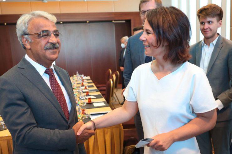 Diplomatie / Die deutsche Außenministerin Annalena Baerbock spricht bei ihrem Besuch in der Türkei Konflikte offen an