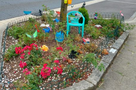 Auch in der route de Luxembourg dekorieren die Baumpaten fleißig