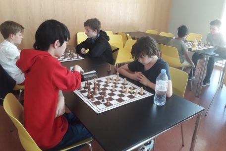 Während der Corona-Pause machte Santiago (r.) im Schach große Fortschritte