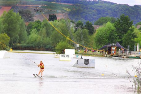 Geht auch ohne Motorboot: Wasserski fahren per Seilbahn