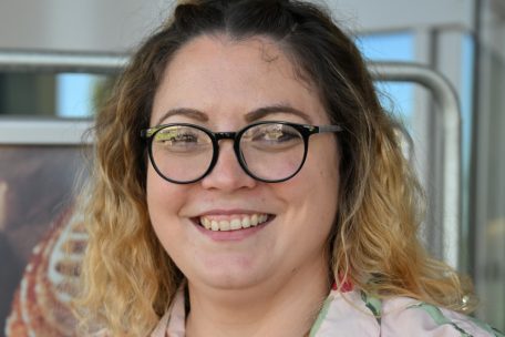 Die  junge Frau Marietta muss sich bei ihren Einkäufen einschränken