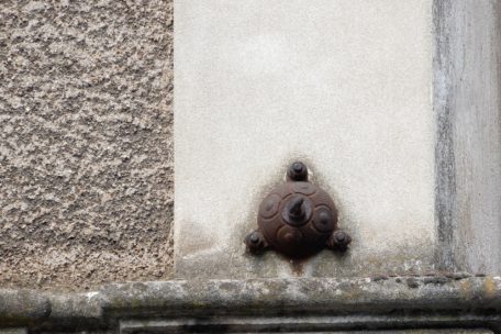 Halter, an denen einst die Kabel f&uuml;r die Tram festgemacht waren