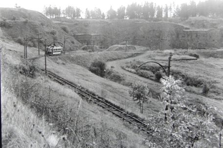 Kurz bevor die Stra&szlig;e zum letzten St&uuml;ck ihrer Steigung ansetzte und den &bdquo;Kayler Poteau&ldquo; erreichte, bog die Tram-Trasse nach rechts ab