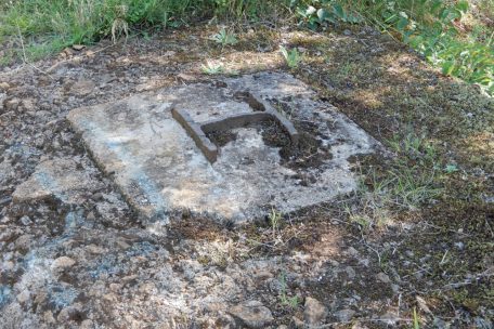 Die Fundamente vieler Strommasten sind im Geb&uuml;sch auch heute noch zu erkennen