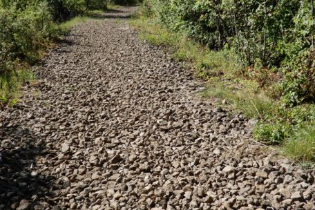Teilweise f&uuml;hren heute Spazierwege &uuml;ber die Schlacken der alten Tram-Strecke