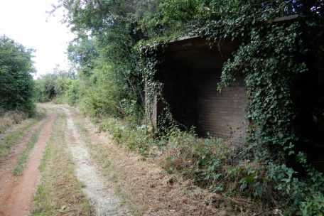 Bei dieser Materialbude trennten sich die Tramlinien: Eine Strecke geradeaus nach Kayl, die andere nach rechts nach R&uuml;melingen