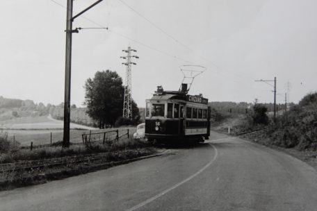 Kurz vor Kayl &uuml;berquerte die Tram die Stra&szlig;e erneut und fuhr dann in die Ortschaft hinein