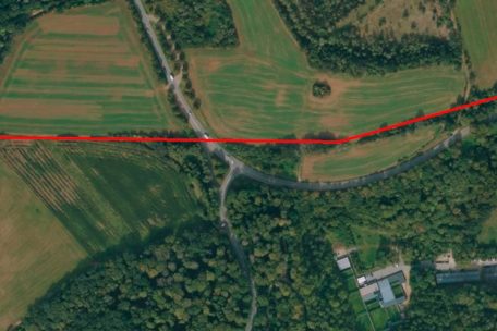 Wie eine gerade Linie fuhr die Tram von Esch nach Kayl &uuml;ber den &bdquo;Kayler Poteau&ldquo;. Aus der Luft machen B&auml;ume und B&uuml;sche die Strecke von damals sichtbar. Kurz vor dem &Uuml;berqueren der Stra&szlig;e bog die Trasse nach R&uuml;melingen rechts ab.