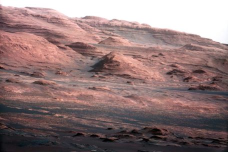 Das Foto des Mars-Roboters Curiosity, aufgenommen am 23.8.2012, zur Verfügung gestellt von der NASA am 28.8.2012, zeigt den Mount Sharp auf dem Mars