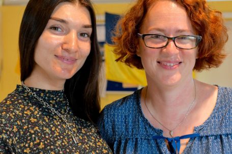 Ukrainisch-Lehrerin Tetiana Haidamaka (l.) und die Leiterin des Ferienlagers Elena Berkovitch