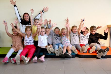 Erzieherin Inna mit der Gruppe der Sechs- bis Siebenjährigen