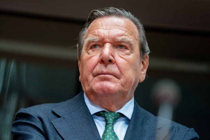 Deutschland / Darf Gerhard Schröder in der SPD bleiben?