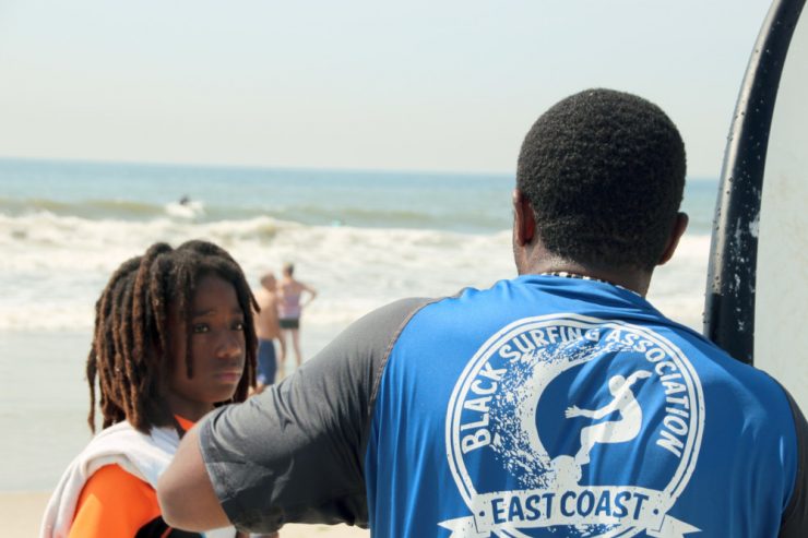 „Black Surfing“ / Surfen gegen Rassismus in den New Yorker Rockaways