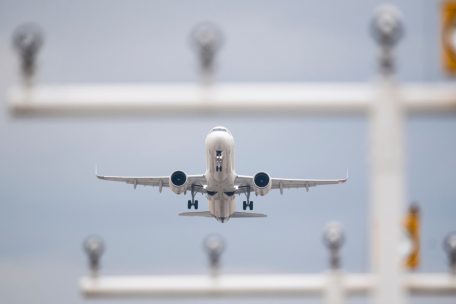Flugverkehr / Airlines in Russland schlachten Flugzeuge für Ersatzteile aus
