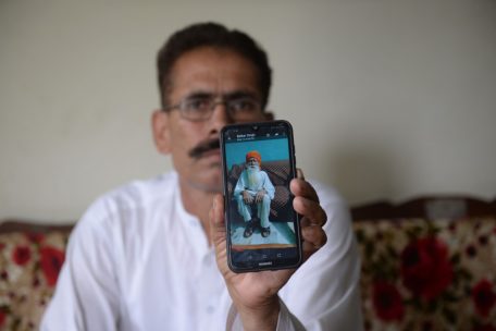 Shahbaz Khan, Neffe von Pritam Khan, zeigt auf dem Handy seinen Onkel Pritam