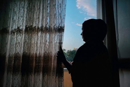 Das Bild zeigt die ehemalige Richterin Amina (Name geändert) an einem unbekannten Ort in Afghanistan