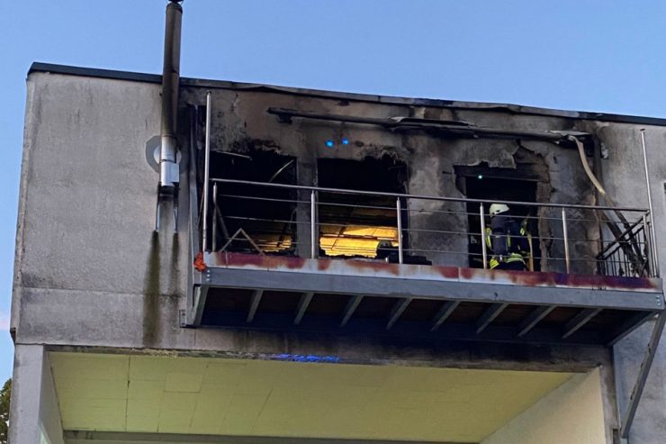 Trier / Mehrere Bewohner in brennendem Haus gefangen – Rettung mit Sprungtuch