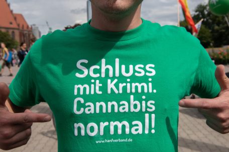 Einfach mal runterkommen: Ein Demonstrant in Berlin mit einem T-Shirt des Hanfverbands