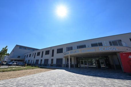 Der alte Fußballplatz musste der Schule, der „Maison relais“ und dem angegliederten Sportkomplex (ganz links) weichen