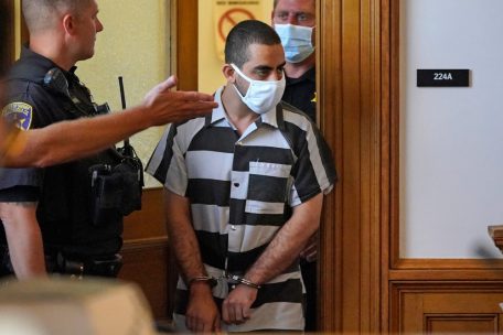 Hadi Matar, der 24 Jahre alte mutmaßliche Täter, kommt zu einer Anklageverlesung im Chautauqua County Courthouse an