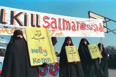 „Tötet Salman Rushdie“: Iranische Frauen halten 1989 in Teheran ein Plakat hoch