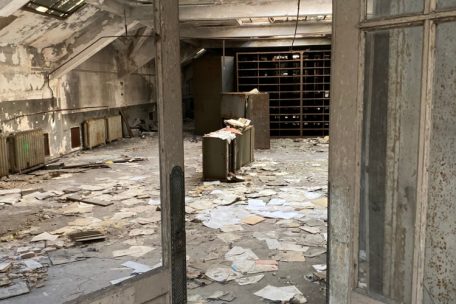 Les lieux abandonnés peuvent aussi renfermer des archives qui, introuvables par ailleurs, et de par la nature de leur découverte invitent aussi à de nouvelles formes d’écriture de l’histoire, comme le souligne l’historien français Nicolas Offenstadt