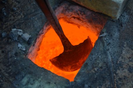 Am Dienstabend kurz nach 18 Uhr hatte das Zinn-Kupfer-Gemisch die nötige Temperatur von 1.100 Grad erreicht