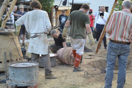 Nur der Glockenkörper konnte aus der Form gewonnen werden. Die Krone soll nun in einem deutschen Atelier angefertigt und später mit dem Körper verschweißt werden.