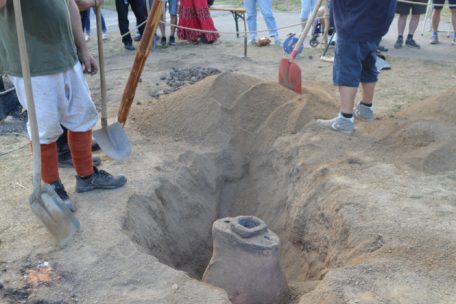 Kurz nach dem Guss wurde die Form aus dem Boden ausgegraben
