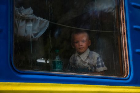 Weg von der Front: Ein Junge sitzt in einem Evakuierungszug aus der Region Donezk